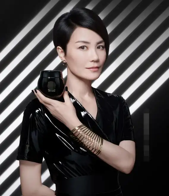 51岁王菲近照曝光一根皮带勒出巴掌腰手腕套14个铁圈