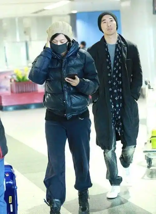 身材 徐静蕾罕与男友合体,不修边幅暴露阿姨身材,黄立行偶像包袱重