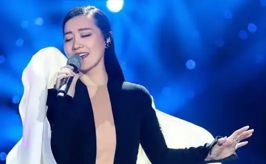 就像前几年,谭晶参加了《蒙面唱将》这个节目,以独特的造型引起了众人