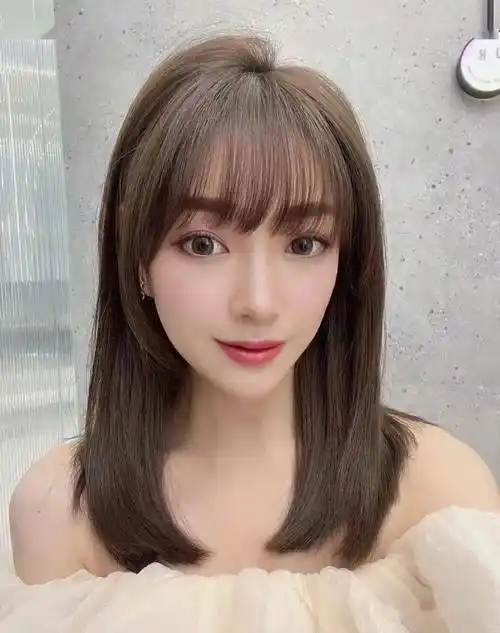 女生看过来了,中长发这样剪,既好看又容易打理,不烫不染也会非常好看