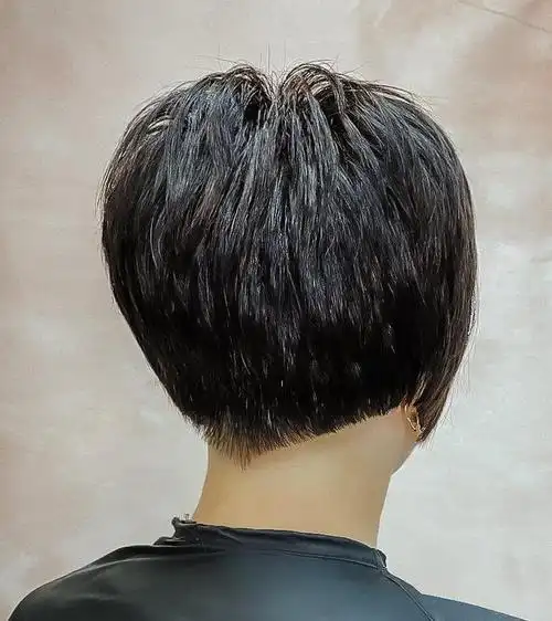 女士短碎发可以说是大家最常见的发型了,简单又有层次感.