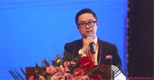 同神秘男子交往,后来有网友扒出对方为星二代,竟是著名演员鲍国安之子