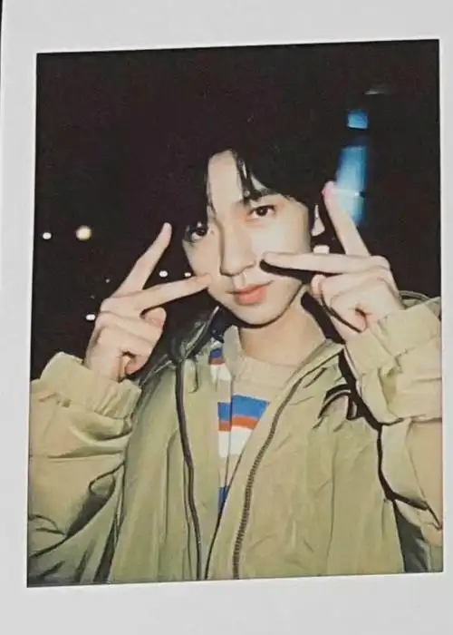 贺峻霖路边随拍