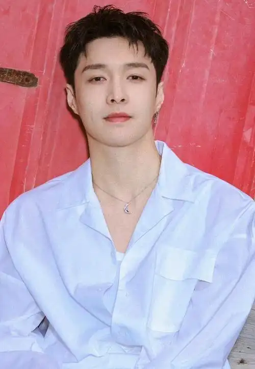 张艺兴24岁旧照重现!街头运动风造型引热议,岁月对他做了什么?