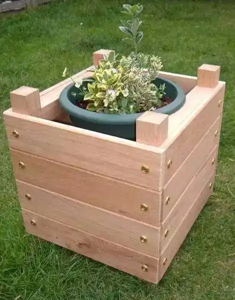 花友用家里废弃木头自制的花盆,种菜养花都不用买盆