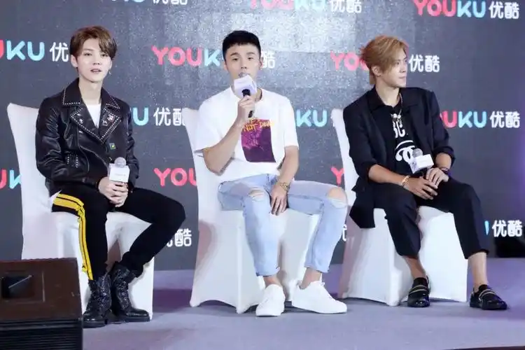 鹿晗出席活动被罗志祥调皮惊吓