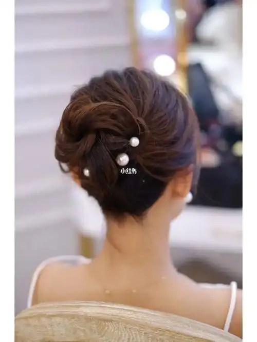 齐耳短发女孩可以试试看的盘发造型