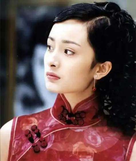 同年,杨幂还出演了电视电影《北京童话》,并饰演了白血病女孩朱珠 .