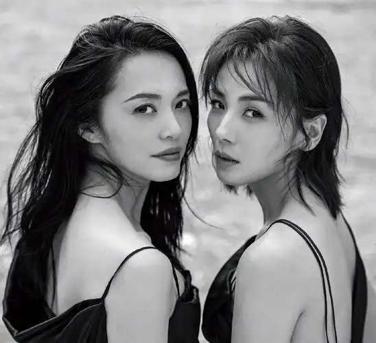 刘涛和姚晨同框拍合照气场全开魅力十足,装扮亮眼尽显成熟女人美