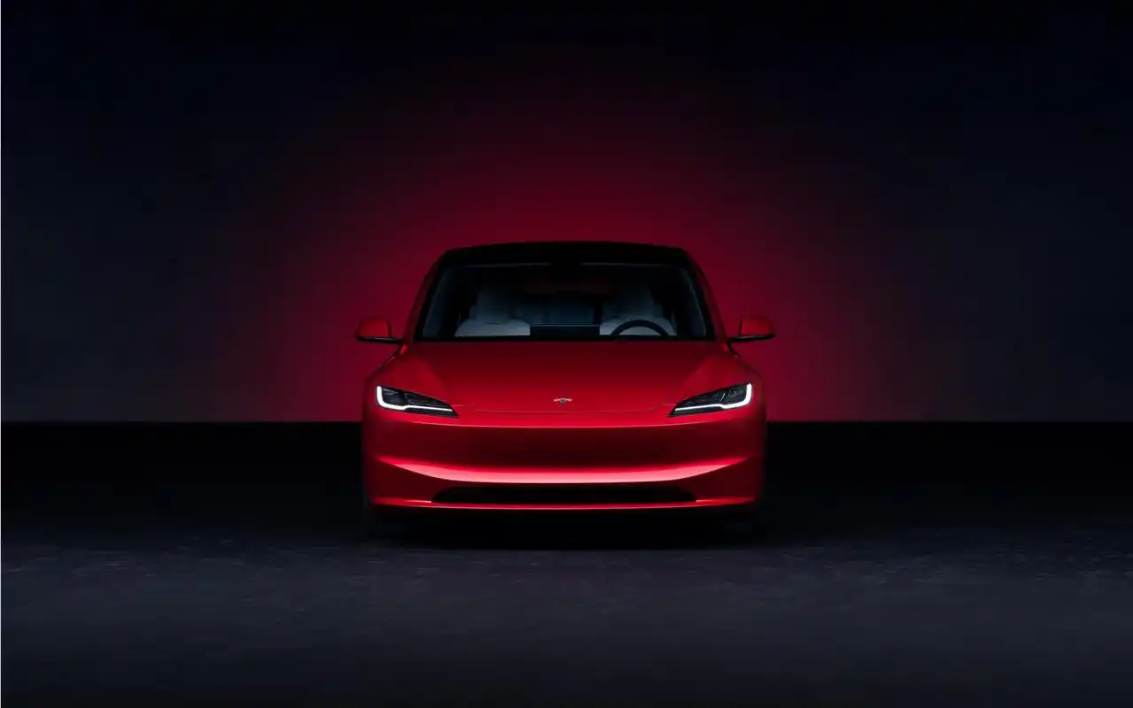 特斯拉model3焕新版上市了,外观变了,车内多了一块屏幕,25.