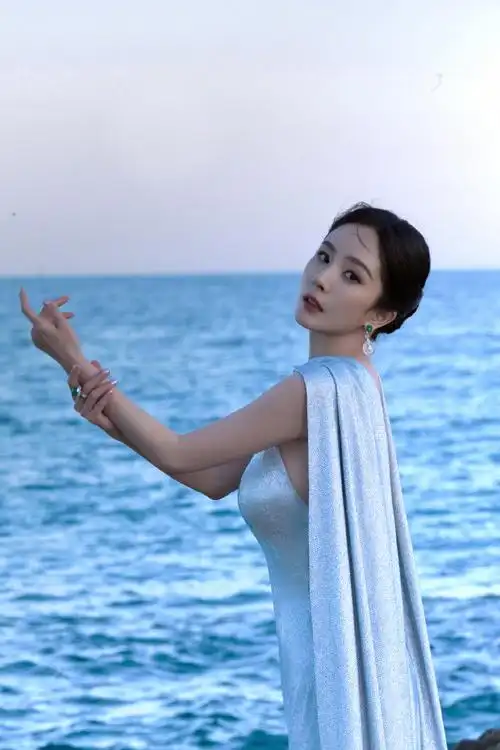 杨幂水蓝色镶钻礼服##杨幂披风蓝裙走戛纳红毯