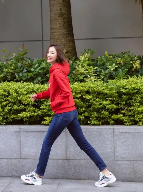 王珞丹一头粉色短发,穿黑色西装内搭渔网装,帅气又性感吸睛