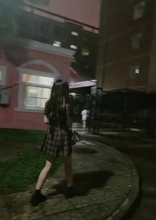 求助友友们怎么修成路灯下很有氛围感的背影照片