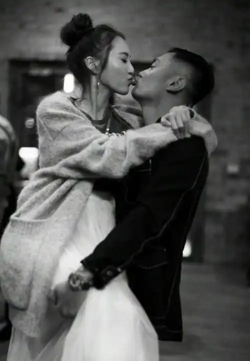 余文乐零点为妻子王棠云庆生晒亲吻照秀恩爱结婚四年甜蜜如初