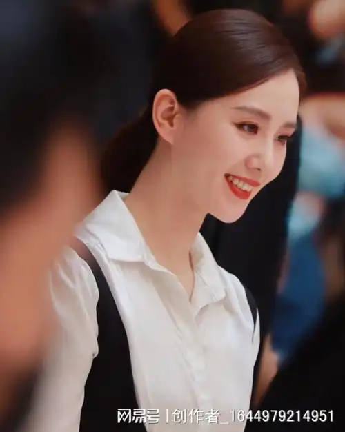 刘诗诗名媛气质十足, 黑白套装展示霸气范儿! 笑容温馨纯净