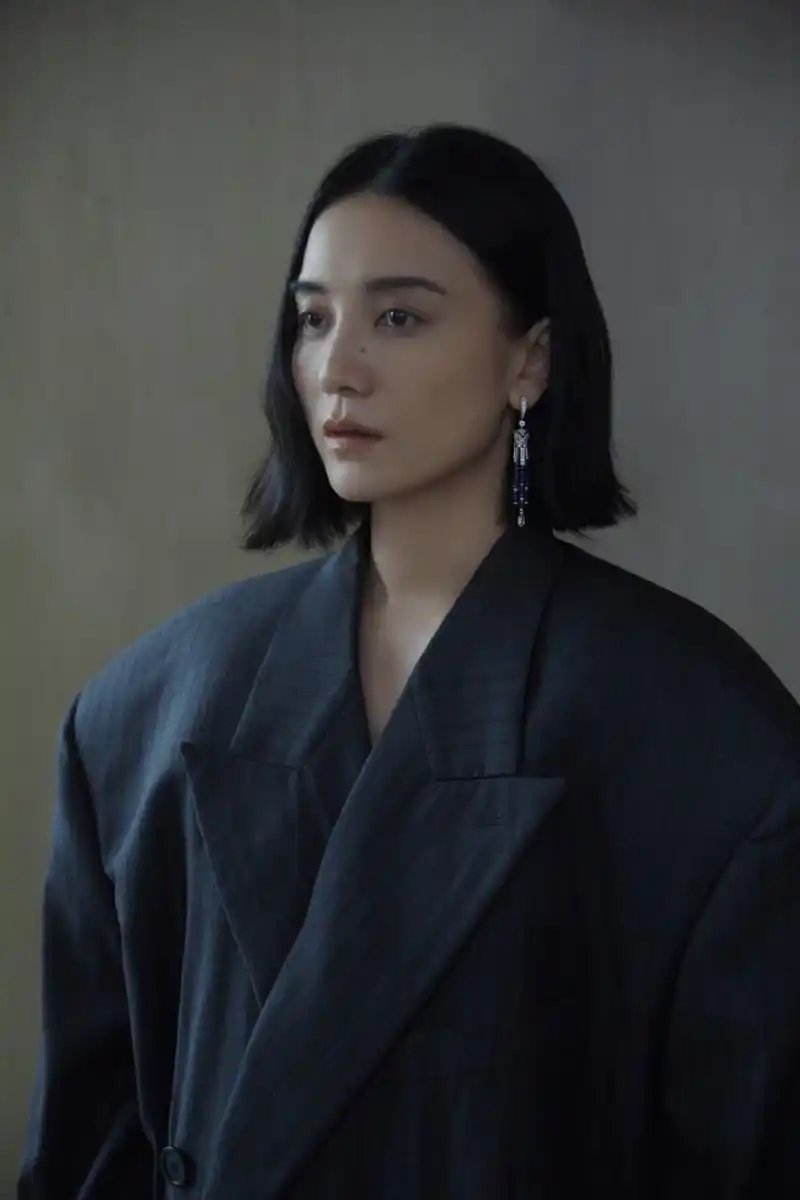 宋佳短发的利落,如同清晨的微风,清新而自然.