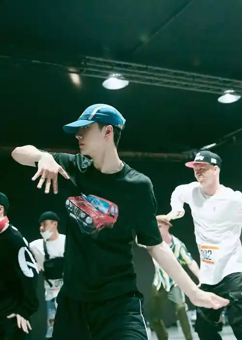 酷盖王一博队长大秀,热情从始至终,高频细节燃炸_街舞_舞蹈_鼓点