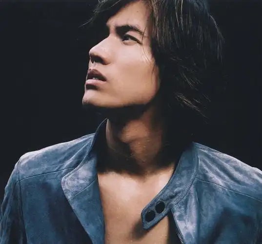 言承旭完美侧颜菱角分明目光深邃