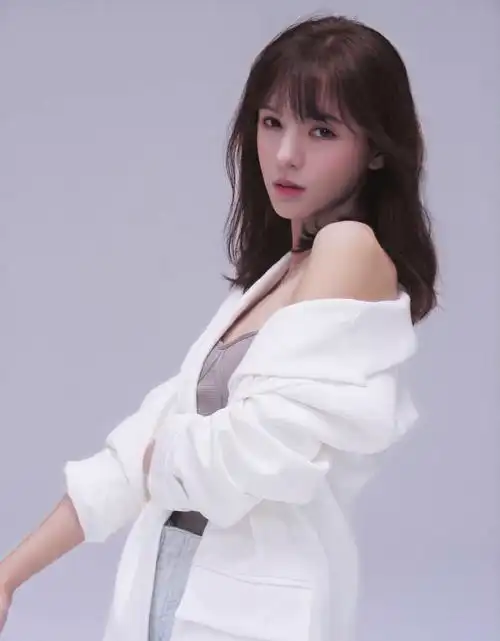 张予曦近照颜值好能扛. 张予曦手臂纤细,身材好好. 张