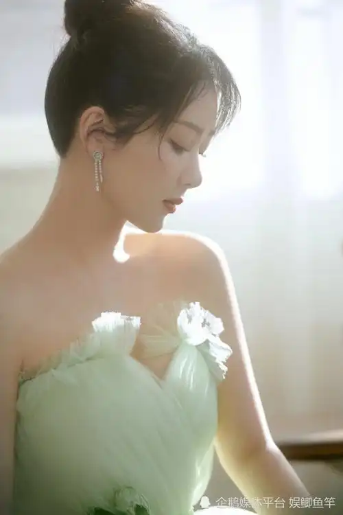 照片中的杨紫,在绿丛中灵动温柔,春日氛围感拉满,给人无穷想象力,唯美