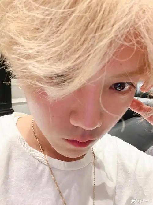 终于想起密码了!鹿晗久违营业晒怼脸自拍黄发帅气