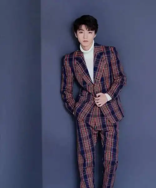 20岁王俊凯愈发帅气了穿白色西装优雅时尚贵族王子的既视感