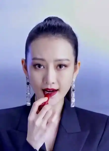 王鸥 这身装扮 口红色号码 太a了