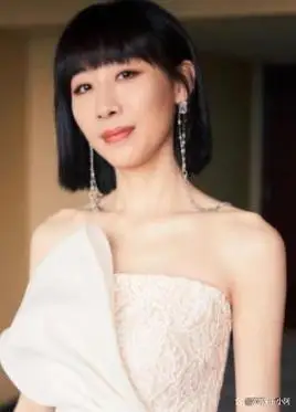 大嘴平胸明明长得难看却火的一塌糊涂她们到底凭什么