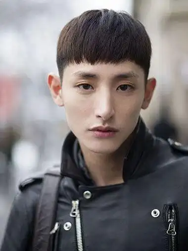 男生 直发纹理烫蘑菇头发型