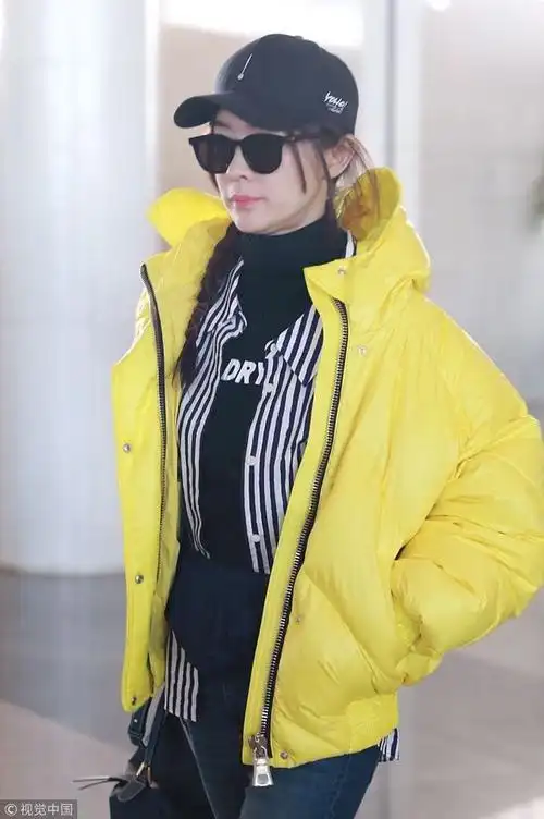 霍思燕黄色羽绒夹克loewe手拎包 叠穿衬衫高领摩登靓丽