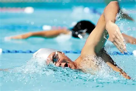 都说游泳对脊椎病好 到底该用哪种姿势?