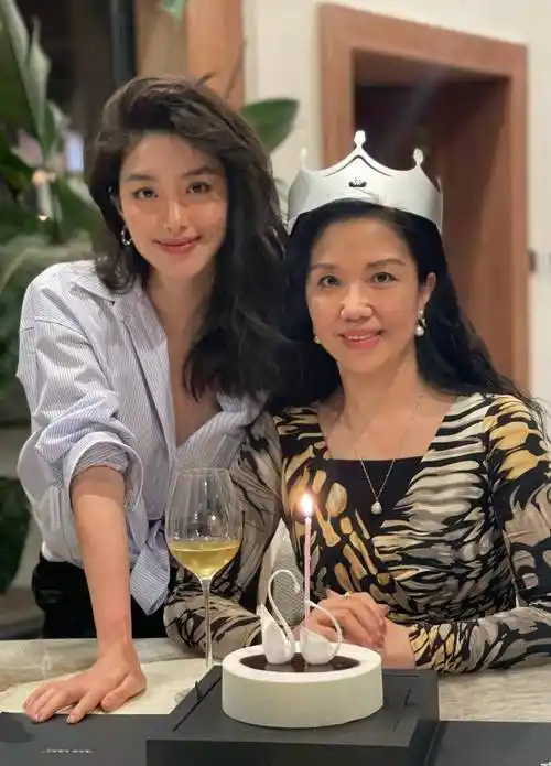 此前,杨采钰曾晒合照为妈妈庆生,还亲切地称呼妈妈为"杨大美丽".