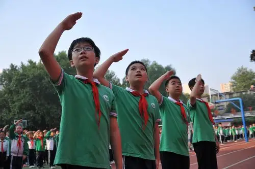 莲湖区西电实验小学积极开展"向国旗敬礼 为全运助力"主题活动