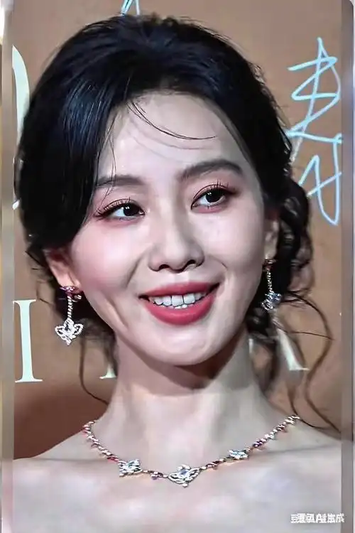 38岁的刘诗诗生图简直没法看了,又瘦又老,法令纹太深了,眼睛还是一如