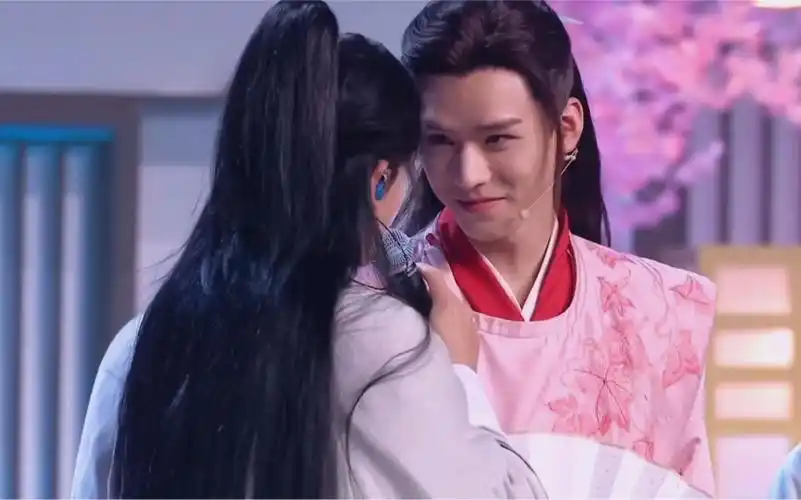 浪浪钉龚俊张哲瀚山河令演唱会开场转圈圈