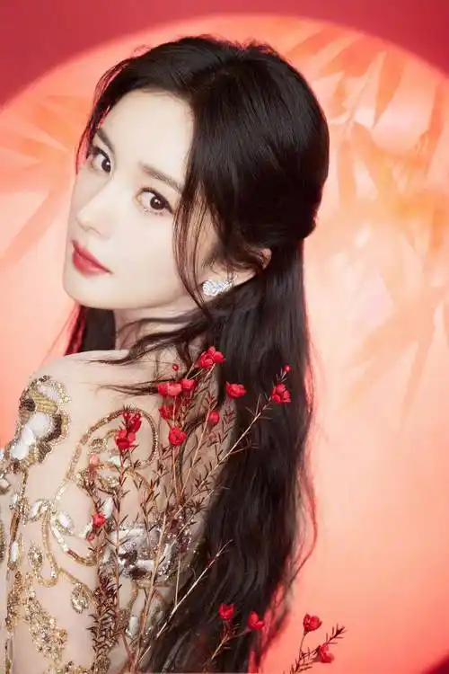 杨幂这高定真是美得我挪不开眼啊!