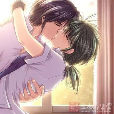 接吻时睁着眼睛的女人