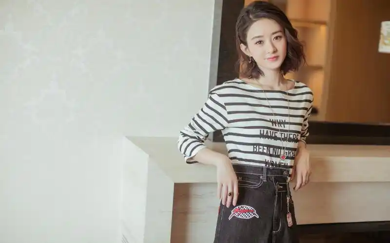 卷发清新的赵丽颖