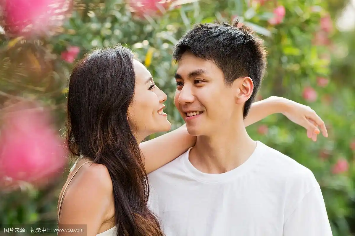 甜蜜情侣在花园