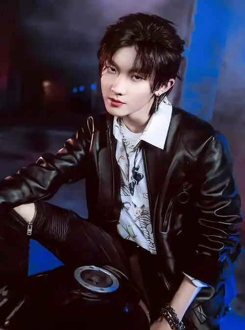 马嘉祺换发型,好似回到当练习生的状态,熟悉的小野马归来了