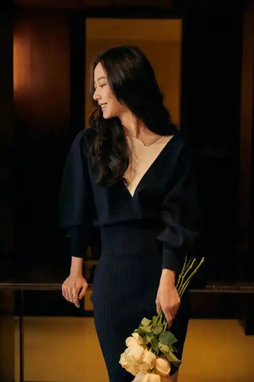 王珞丹加盟《最强大脑》,身穿蓝色针织连衣裙,长卷发,温柔又优雅!