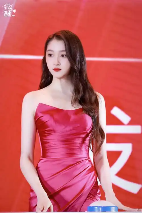 关晓彤舒蕾品牌全新代言人##关晓彤玫红长裙造型大片