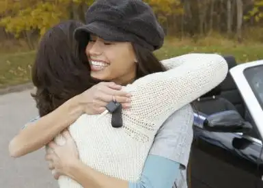 女子假意与"小三"拥抱,趁其不备将其捅成重伤后自首,被提起公诉