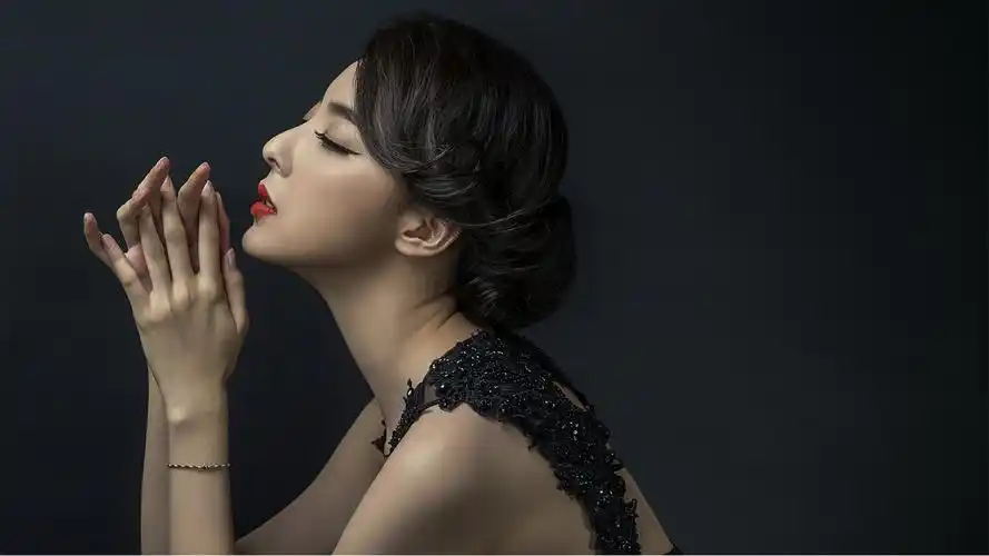 美女模特米露性感黑白写真图片桌面壁纸