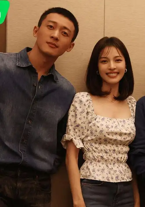 钟楚曦新恋情曝光与侯雯元牵手逛动物园男方主动搂腰好甜蜜