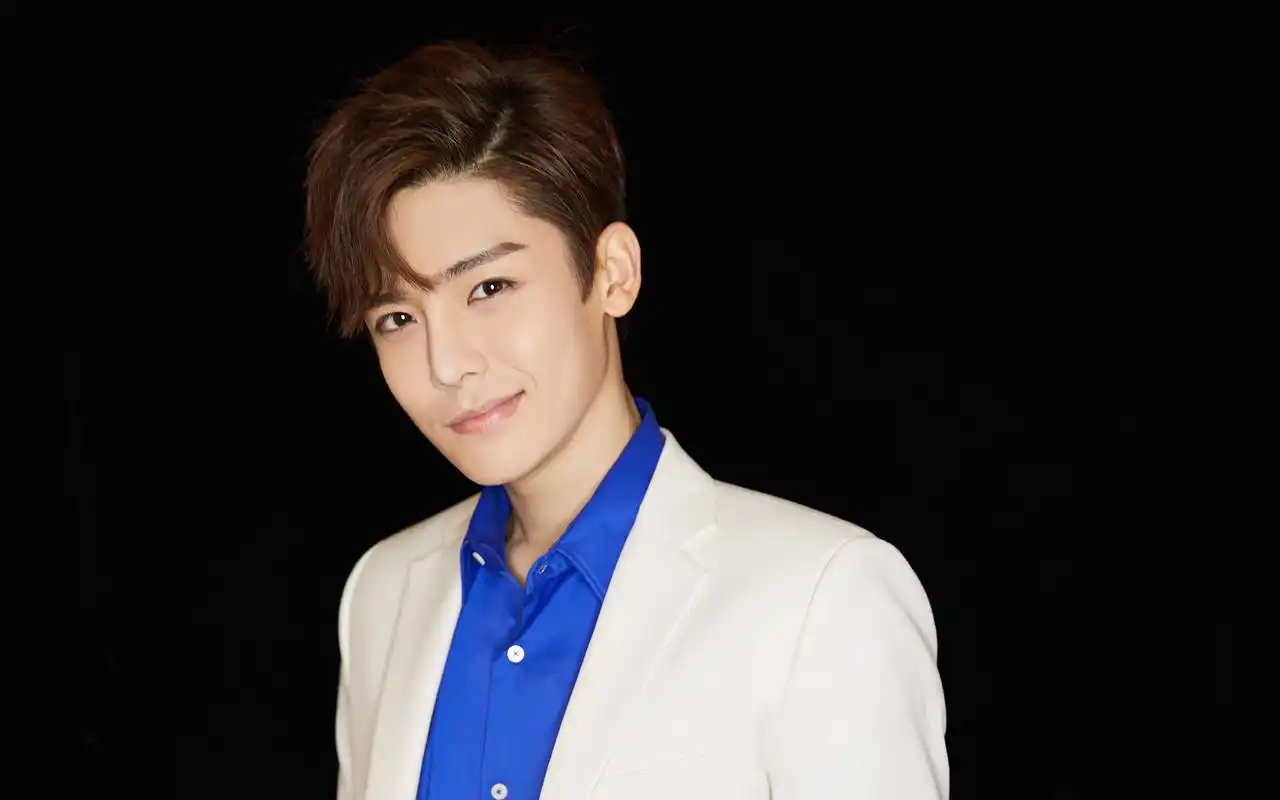 侯明昊帅气写真电脑桌面壁纸图片