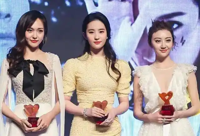 当很多女明星一起拍合照的时候,景甜皮肤白的优势就更加明显了,她总是