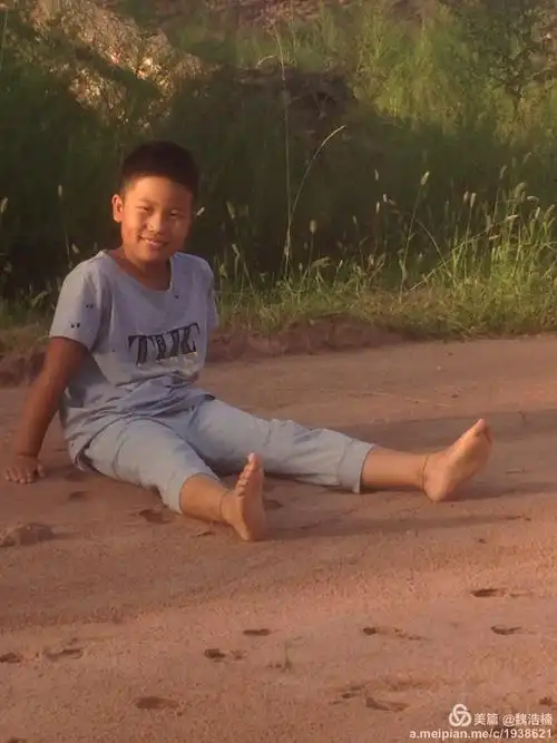 光着脚丫踩在沙滩上,痒痒的!