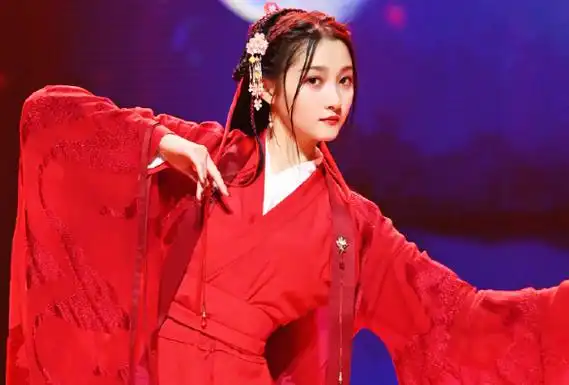 出生于1997年的关晓彤是人气小花旦,被称为"国民闺女"的她从小就开始