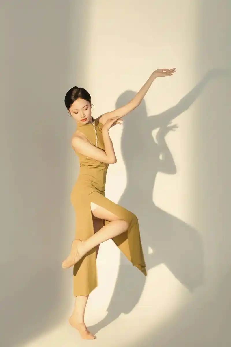 "心有山海,静而不争"#舞蹈摄影#古典舞#拍照姿势#旗袍@d - 抖音